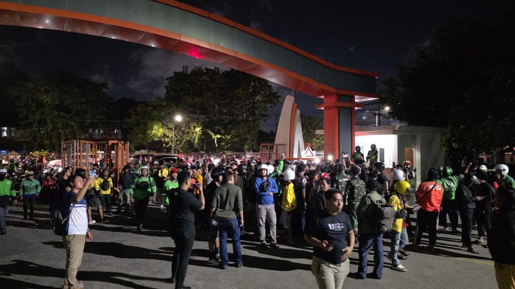 Dari Aksi Damai ke Ricuh Massal: Pelajaran Pahit dari Bentrok UNM yang Mengubah Wajah Kampus