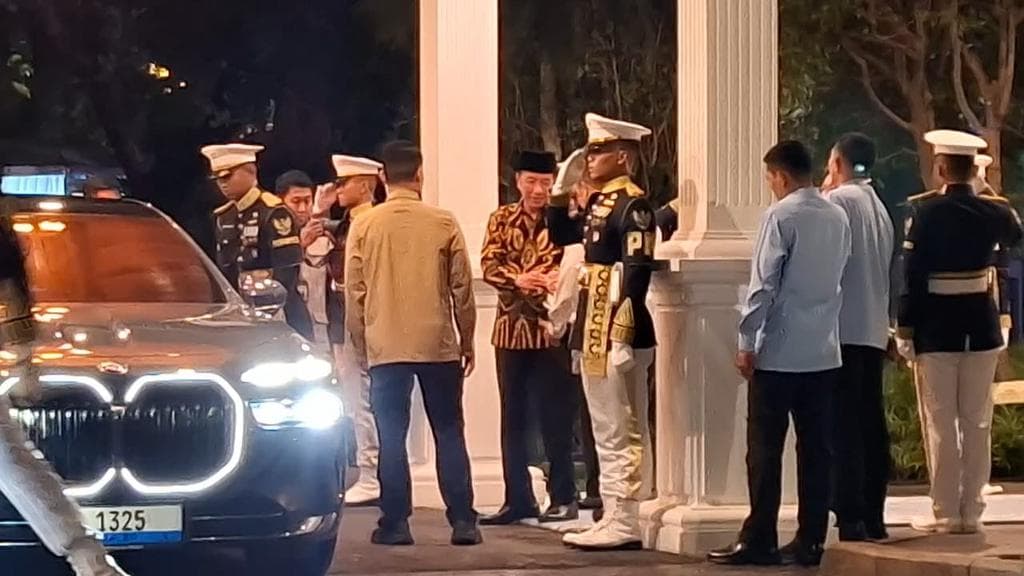 Pulang Bersama Ayah: Simbolisnya Gibran dan Jokowi Usai Rapat Maraton dengan Prabowo