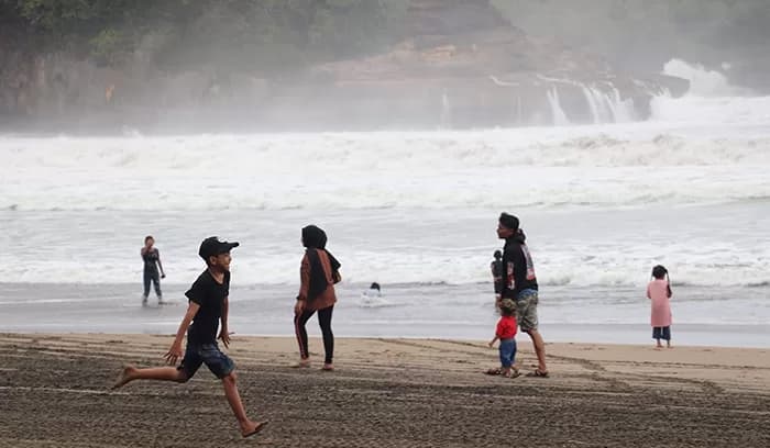 Gelombang Tinggi dan Cuaca Ekstrem: Bagaimana Komunitas Pesisir Menghadapi Tantangan Alam yang Semakin Tak Terduga?