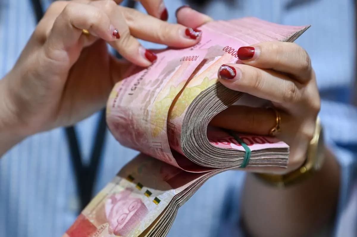 Ketika Rupiah Tak Sekadar Angka: Kisah Ketangguhan Mata Uang Kita di Tengah Badai Ekonomi Dunia