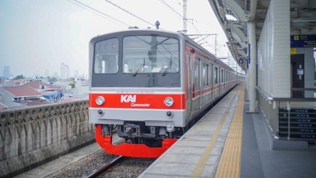 Ketika Banjir Jakarta Lumpuhkan KRL: Kisah Komuter yang Terjebak dan Sistem Transportasi yang Rapuh