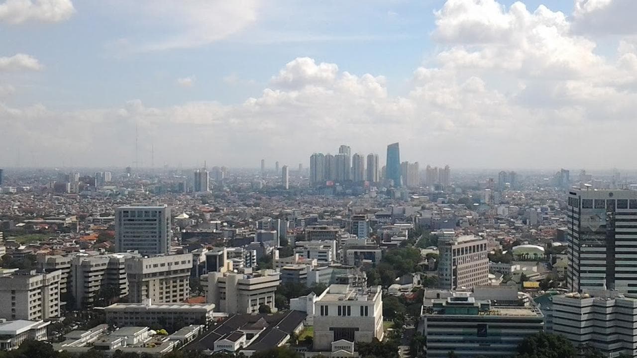 Awan Tebal Selimuti Jabodetabek: Dampak dan Persiapan untuk Aktivitas Jumat Ini