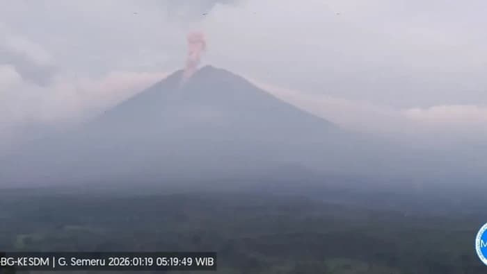 Ketika Semeru Batuk Lagi: Analisis Dampak Erupsi Pagi Ini dan Pelajaran Bagi Kita
