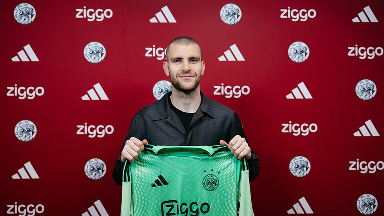 Keputusan Strategis Ajax: Mengapa Maarten Paes Jadi Solusi Tepat di Bawah Mistar Gawang
