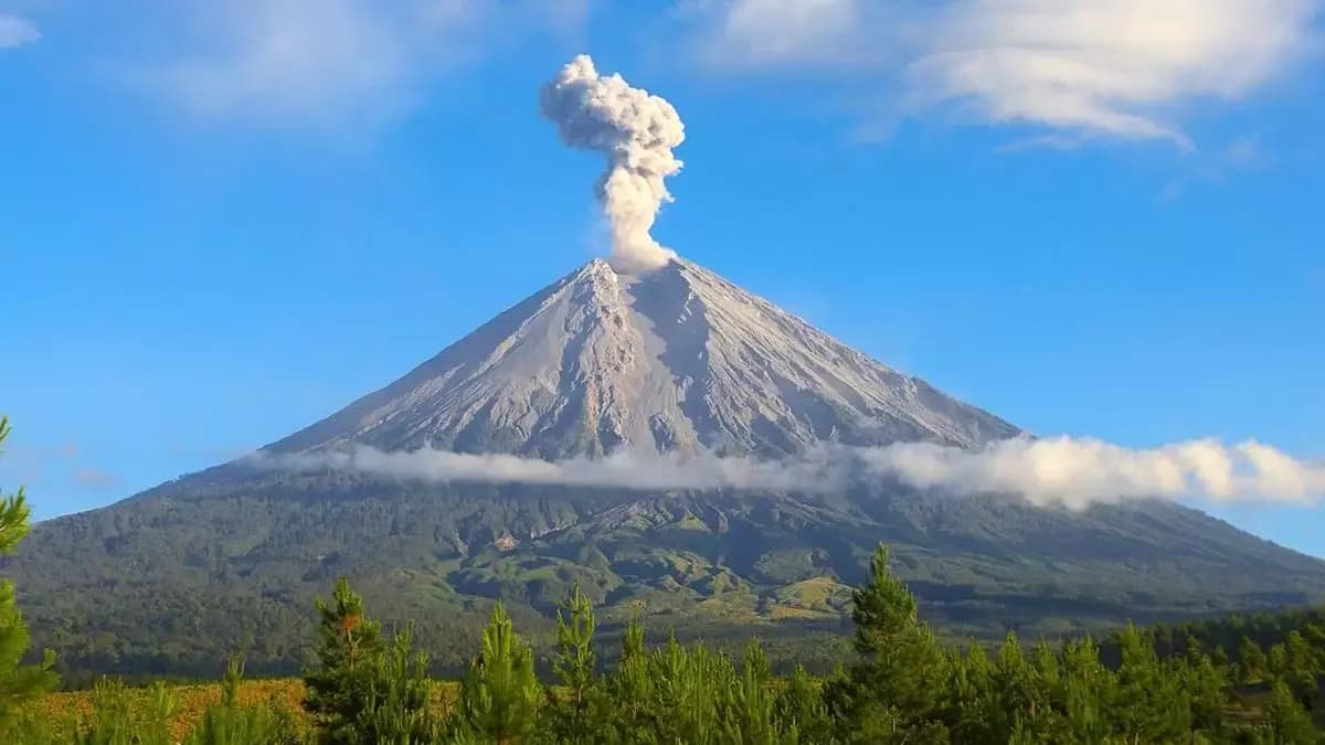 Ketika Semeru Bergejolak: Membaca Ulang Hubungan Kita dengan Gunung Api