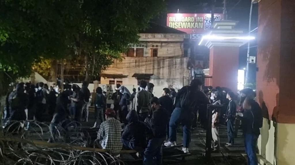 Ketika Warga Turun Tangan: Kisah Meredanya Ketegangan di Depan Mapolda DIY