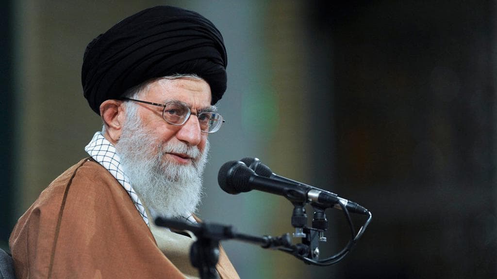 Dunia Berubah dalam Semalam: Kematian Khamenei dan Gelombang Ketidakpastian Global