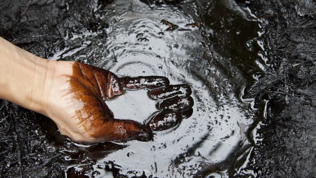 Guncangan di Pasar Minyak: Ketika Geopolitik Mengatur Harga Bensin di Pom Bensin Anda
