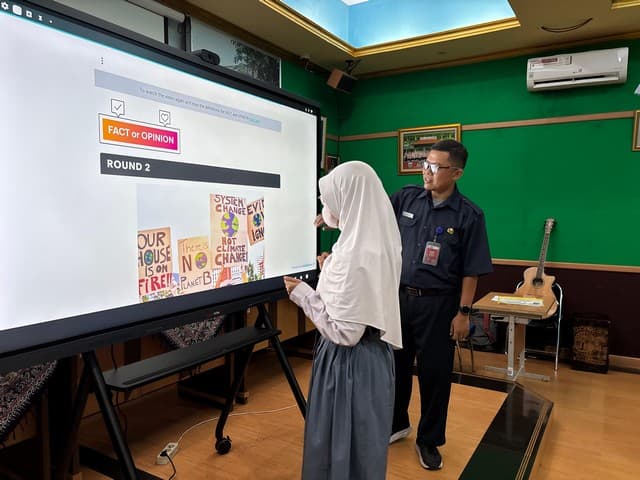 Ketika Papan Tulis Bertemu Kode Digital: Transformasi Pendidikan Indonesia di Era Teknologi