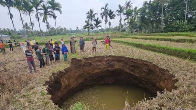 Antara Harapan dan Realitas: Ketika Air Lubang Sinkhole Dijadikan 'Obat' di Sumatera Barat