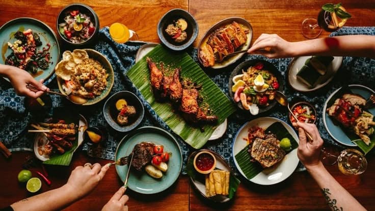 Mengapa Makanan Tradisional Indonesia Lebih dari Sekadar Rasa? Sebuah Eksplorasi Makna di Balik Piring Kita