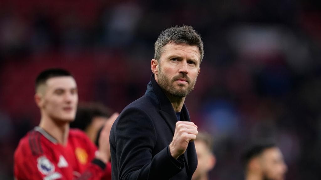 Mengapa Manchester United Berpikir Dua Kali Sebelum Menetapkan Michael Carrick? Analisis Mendalam di Balik Sikap Hati-Hati Klub