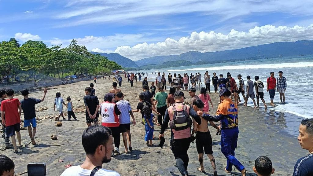 Ketika Laut Berubah Wajah: Kisah Nyaris Hilangnya Tiga Remaja di Pantai Sukabumi